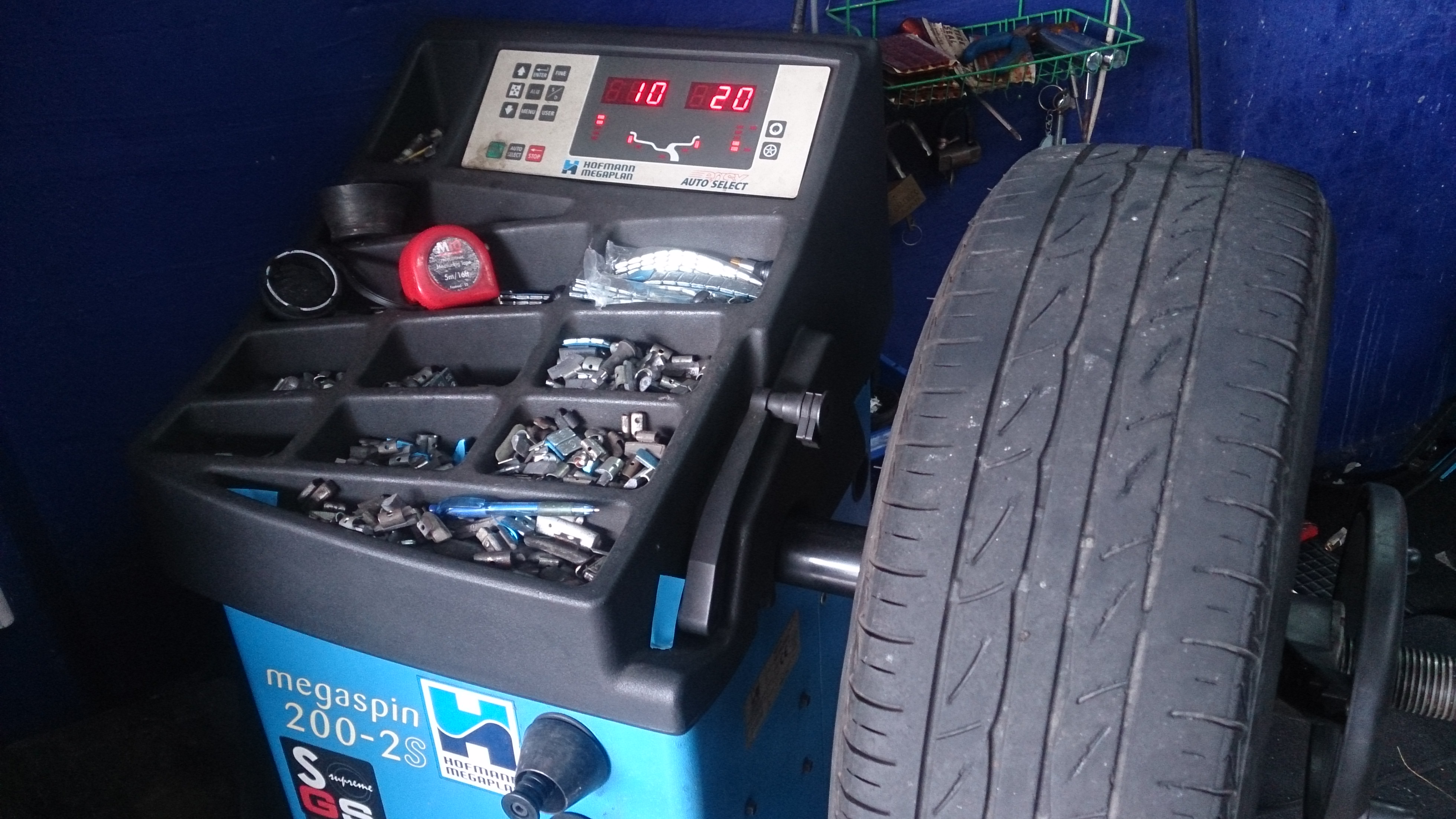 Wheel balancing machine with a tyre mounted